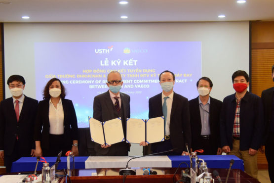 Signing Ceremony of recruitment commitment contract between Vietnam Airlines Engineering Company Limited (VAECO) and USTH