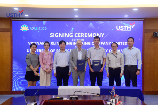 Signing Ceremony of recruitment commitment contract between Vietnam Airlines Engineering Company Ltd (VAECO) and USTH