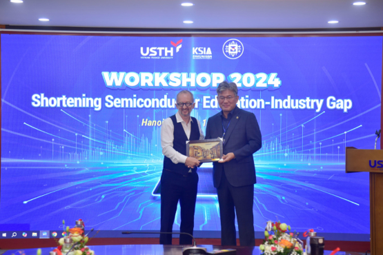 Korean and Vietnamese experts discuss strategies to bridge the semiconductor education-industry gap at USTH workshop