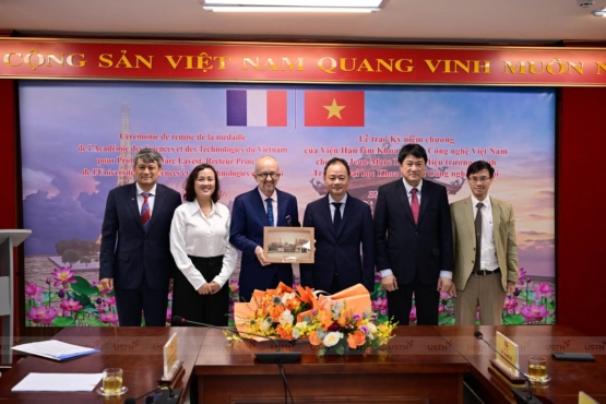 Vietnam Academy of Science and Technology awards the Medal of Honor to Prof. Jean-Marc Lavest – Principal Rector of USTH