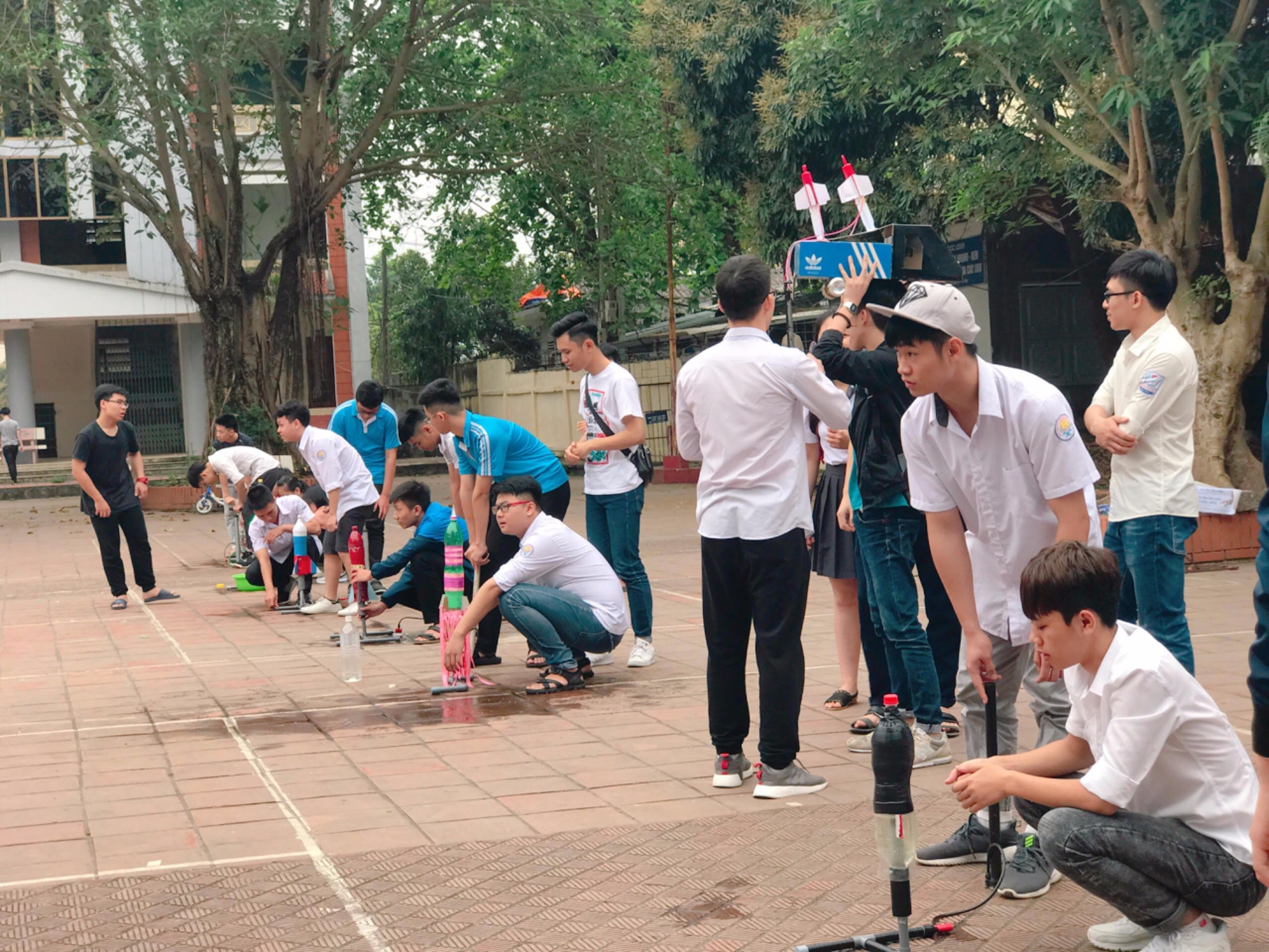 Thí nghiệm tên lửa của các học sinh trường THPT chuyên Hoàng Văn Thụ