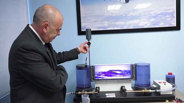 Ông Laurent Brault, điều phối viên ngành Kỹ thuật Hàng không giới thiệu Hệ thiết bị mô phỏng cơ học chất lỏng