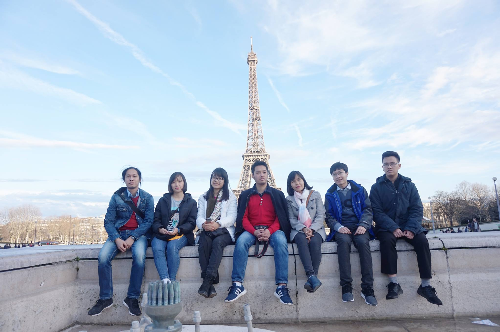 Nguyễn Tùng Lâm (ngoài cùng bên phải) cùng các sinh viên USTH đang thực tập tại Pháp.