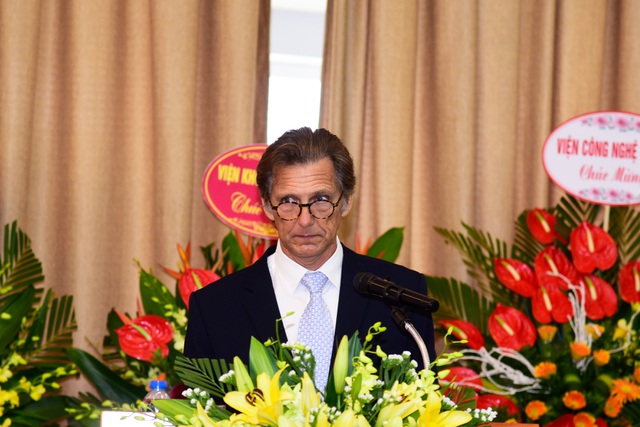 GS Etienne Saur, Hiệu trưởng chính trường ĐH Việt Pháp