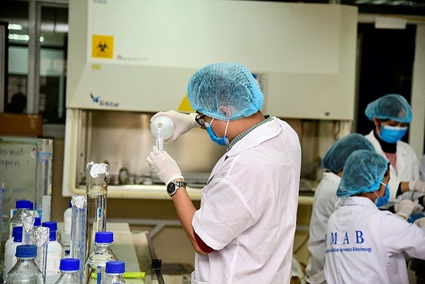 Các nhà khoa học Đại học Việt Pháp (USTH) sản xuất dung dịch nước rửa tay khô. 
