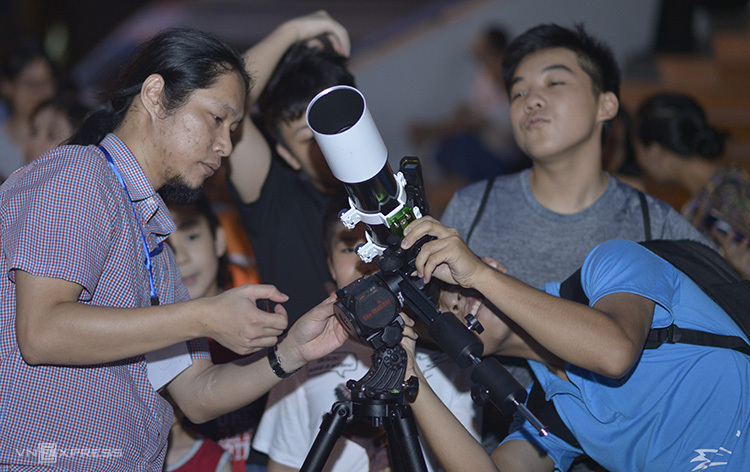 Các bạn trẻ quan sát bầu trời qua kính hiển vi.