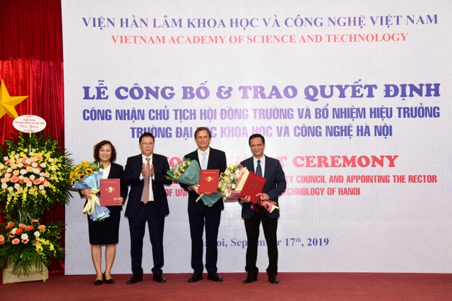GS.VS Châu Văn Minh, Chủ tịch Viện Hàn lâm Khoa học và Công nghệ Việt Nam trao các quyết định bổ nhiệm Chủ tịch Hội đồng trường và 2 Hiệu trưởng trường ĐH Việt Pháp