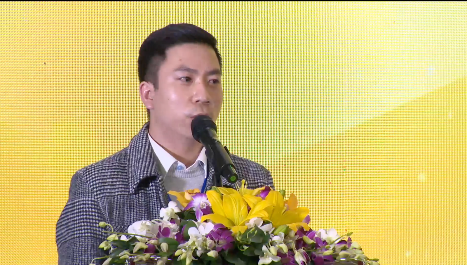 Anh Phan Kế Sơn - Cựu học viên Thạc sĩ ngành Phát triển Thuốc năm 2020 tại USTH phát biểu tại buổi lễ