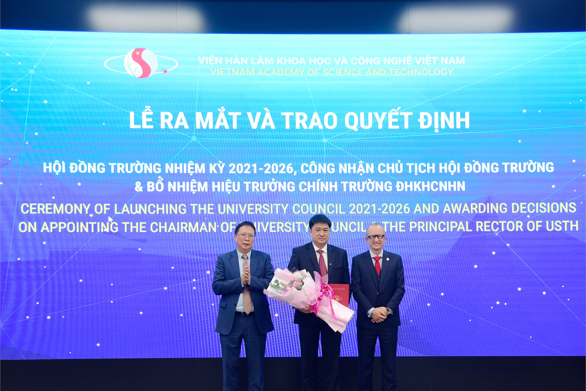 GS VS Châu Văn Minh trao quyết định công nhận Chủ tịch Hội đồng trường cho GS Chu Hoàng Hà