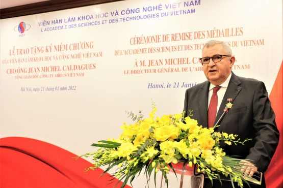 Viện Hàn lâm Khoa học và Công nghệ Việt Nam trao tặng kỷ niệm chương cho ông Jean-Michel Caldagues, nguyên Tổng giám đốc Airbus Việt Nam