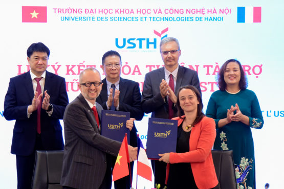 Lễ ký kết hợp tác giữa HR1 Vietnam Holdings và USTH