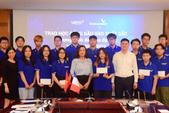 Vietcombank trao học bổng đầu vào xuất sắc cho sinh viên USTH