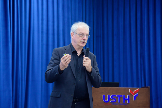 Chủ nhân giải Nobel Hóa học 2022 truyền cảm hứng khoa học đến USTH