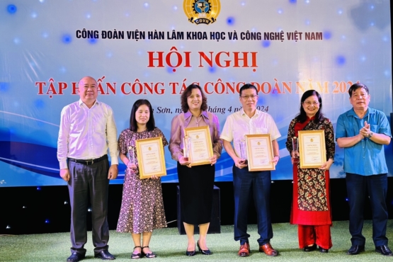 GS.TS. Đinh Thị Mai Thanh – Hiệu trưởng USTH nhận giải thưởng Gương mặt của năm 2023