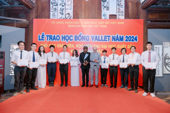 12 sinh viên USTH nhận học bổng Vallet 2024