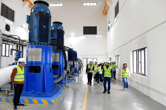 Sinh viên ngành Khoa học Môi trường Ứng dụng trải nghiệm thực tế tại Nhà máy nước mặt sông Đuống – AQUAONE
