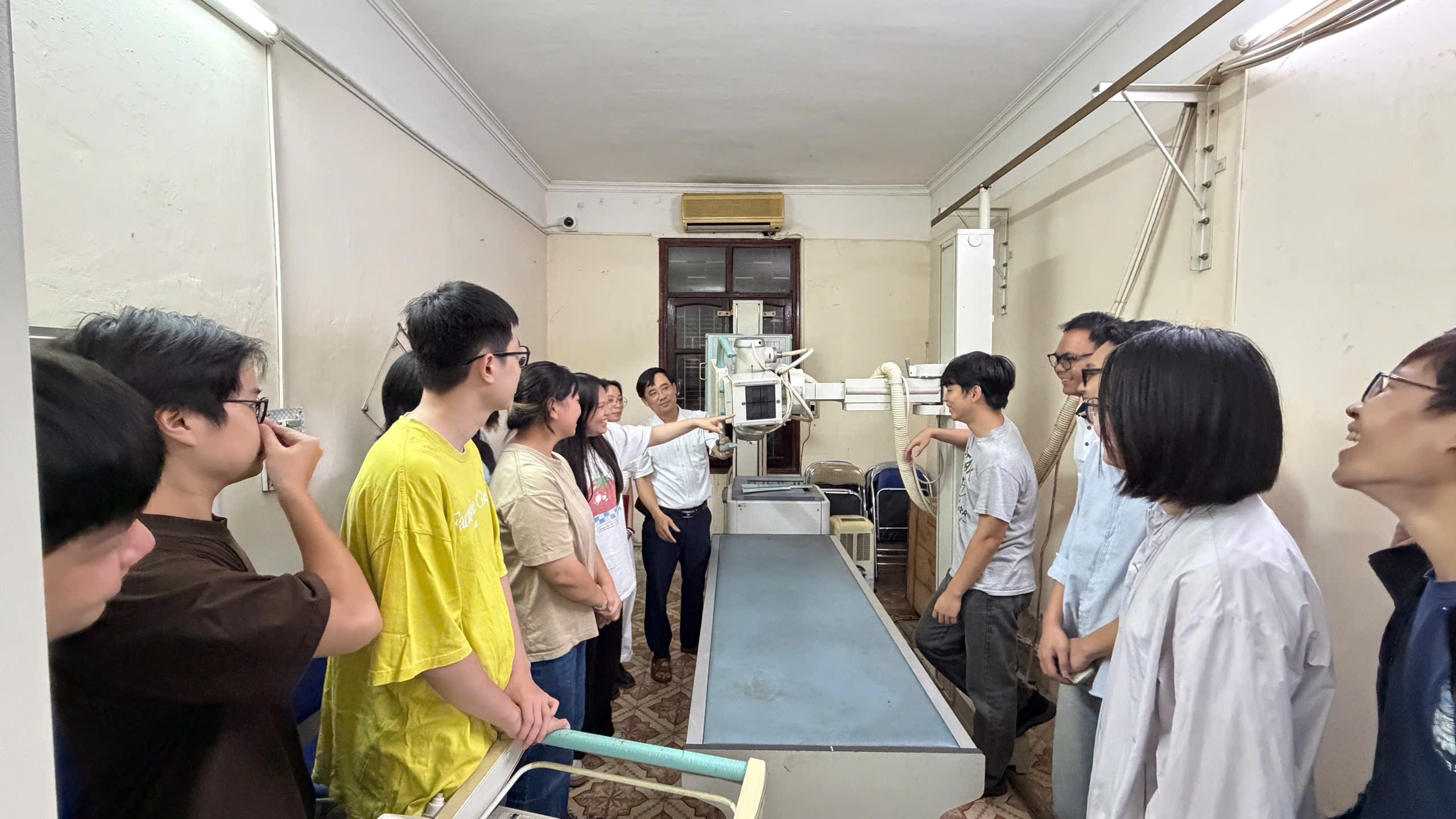 Hình ảnh sinh viên ngành MST hướng kỹ thuật y sinh đang đi học tại trường Cao đẳng y tế và thiết bị Việt Đức