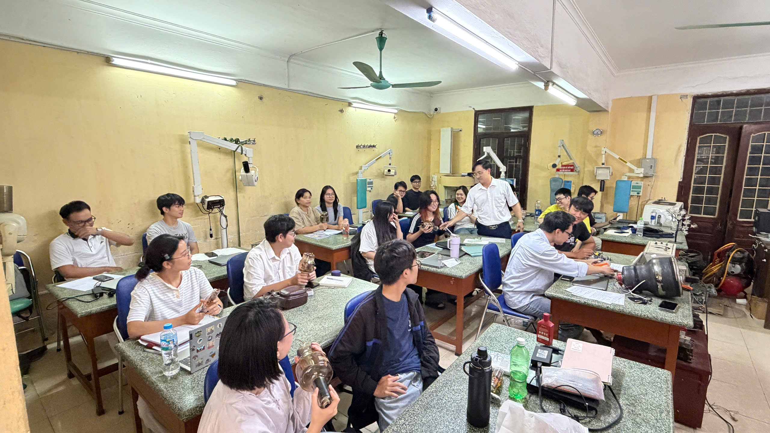 Hình ảnh sinh viên tham gia đào tạo lý thuyết tại Trường Cao đẳng y tế và thiết bị Việt Đức