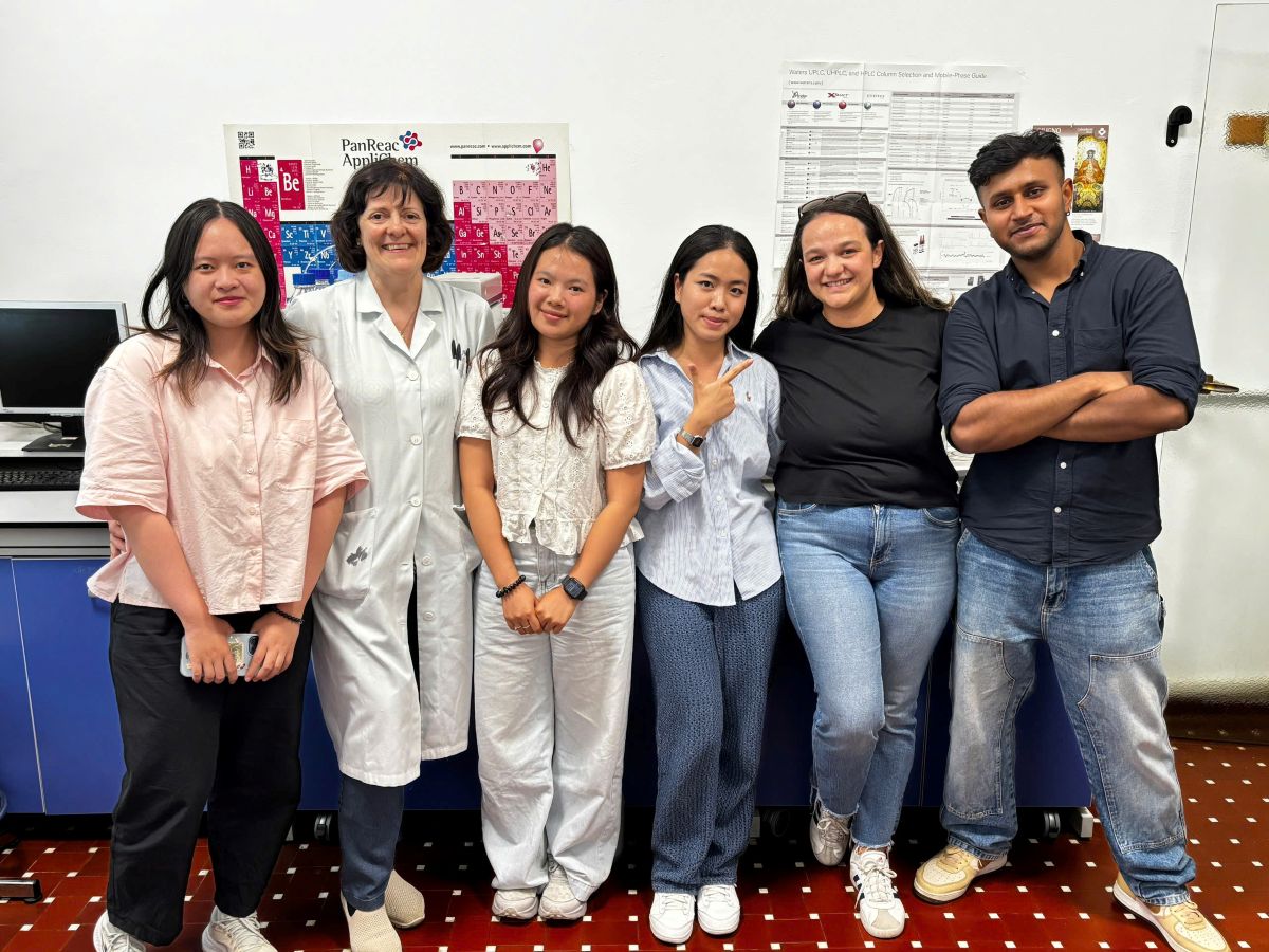 Sinh viên Phạm Phương Thảo Linh - thứ 3 từ trái sang, thực tập tại Università Cattolica del Sacro Cuore, Ý