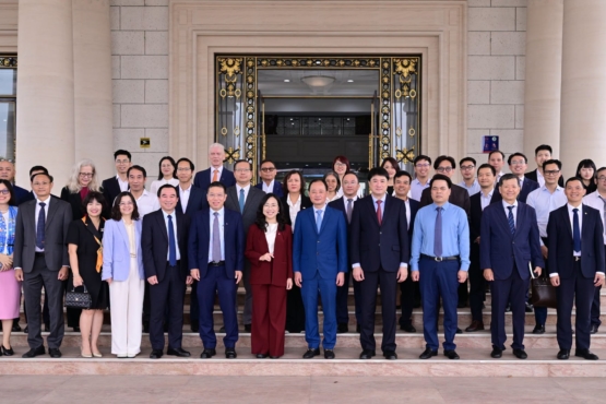 USTH và VinUni ký kết thỏa thuận hợp tác nhằm thúc đẩy phát triển hệ sinh thái ba nhà Trường – Viện – Doanh nghiệp. USTH và VinUni ký kết thỏa thuận hợp tác nhằm thúc đẩy phát triển hệ sinh thái ba nhà Trường – Viện – Doanh nghiệp.