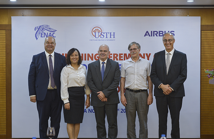 Representatives of the French Emvbassy, Airbus, ENAC and USTH at the ceremony