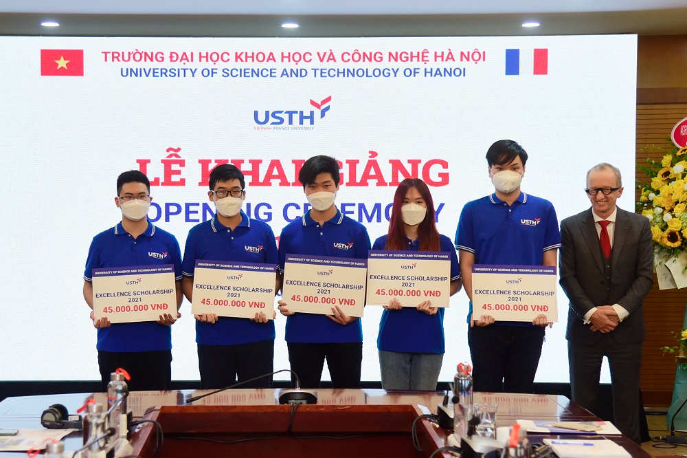 GS Jean Marc Lavest, Hiệu trưởng chính trao học bổng cho sinh viên 1