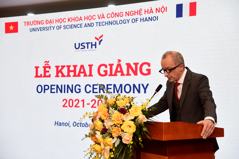 GS Jean Marc Lavest, Hiệu trưởng chính USTH 1